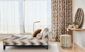 Viewing Issia by Romo